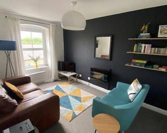 Lovely 2-Bed flat in Summerbridge Harrogate - Harrogate - Living room