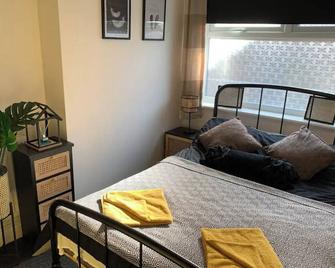 Cosy Wirral home near Liverpool with Free Parking! - Birkenhead - Habitación