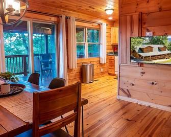 Modern Log Cabin TH Retreat | Mountain Views | Steps to Downtown West Jefferson - West Jefferson - Dining room