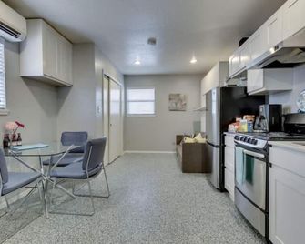 Near To Ouhsc Hospitals-Garage Studio - Oklahoma City - Kitchen