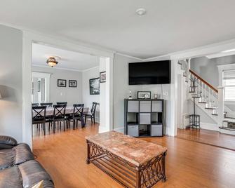 Madison Home: Walk to Main Street! - Madison - Living room