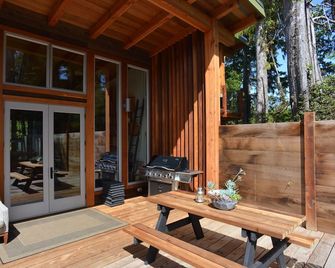 Waterfront Luxury Retreat. - Tofino - Patio