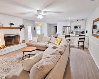 Market District Pool House - Statesboro - Living room