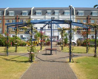 Fabulously located Marina apartment - marina views - Eastbourne - Building