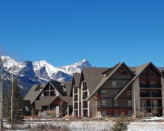 Paradise Resort Vacations - Canmore - Building