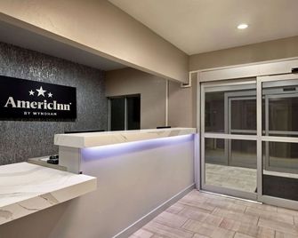 Wingate by Wyndham Appleton - Appleton - Front desk