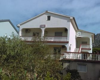 Guesthouse Bili - Karlobag - Edificio