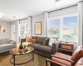 The Kirkwood Grand: Brand New 6 Brs + Game Room - Atlanta - Living room