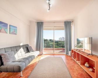 GuestReady - Charming stay with a terrace - Carcavelos - Sala de estar