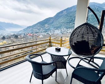 Wander Thrives Inn by Ads Manali - Manali - Balcón
