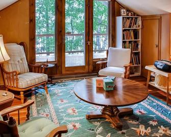 Hike, Fish and Boat Waterfront Home in Brainerd! - Brainerd - Sala de estar