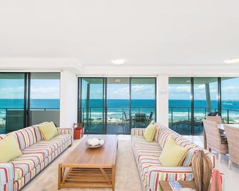 Beach on Sixth - Maroochydore - Living room