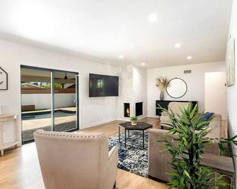 Beautiful Large Home + Pool - Los Angeles - Living room
