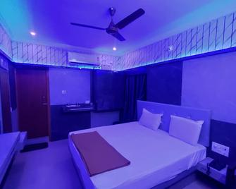 هوتل جوفيند هايتس - تيروباتي - غرفة نوم