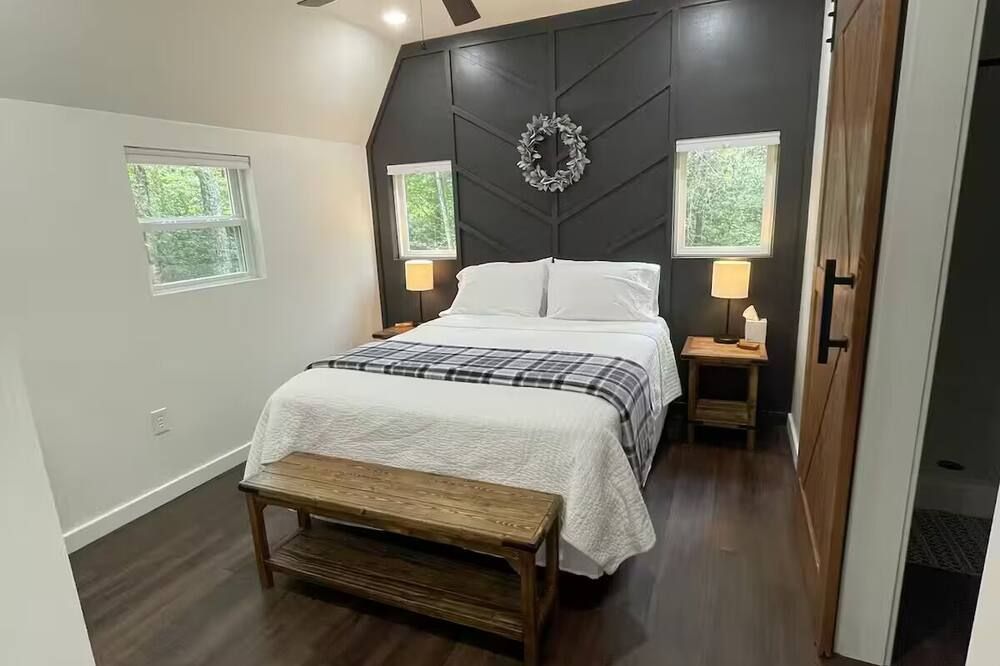 Cozy Tiny Home tucked in the woods w/ firepit