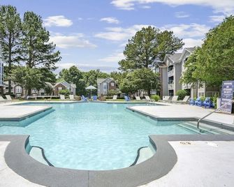 2br Sanctuary - Gated Community, Pool, Gym, Pet-Friendly Near Birkdale Village. - Huntersville - Pool