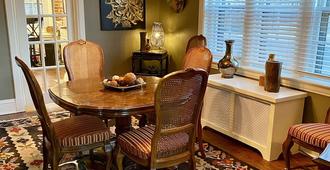 Old World Charm Flat in Upscale Neighborhood - Denver - Dining room