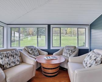 Luxury Farmhouse! Private Hiking Trails - Endless Views - Firepit - 4 Fireplaces - Honesdale - Living room