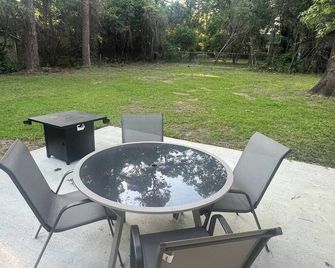 Charming 3-bedroom cottage with WiFi, AC nears parks and shopping - Mobile - Patio