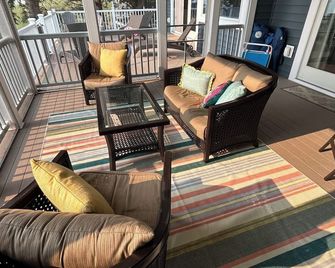Rare Find- Low Bluff Cottage On Lake Michigan - Mears - Balcony