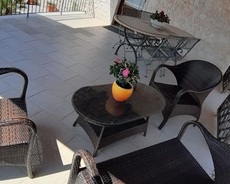 La Rosa dei Trulli B&B - אלברובלו - פטיו