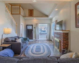 Historic House in Downtown Butte - Butte - Living room
