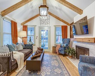 Completely Renovated Historical Cottage -- Walking distance to Downtown Franklin - Franklin - Living room