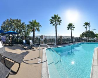 Holiday Inn Express & Suites San Diego Otay Mesa By IHG - סן דייגו - בריכה