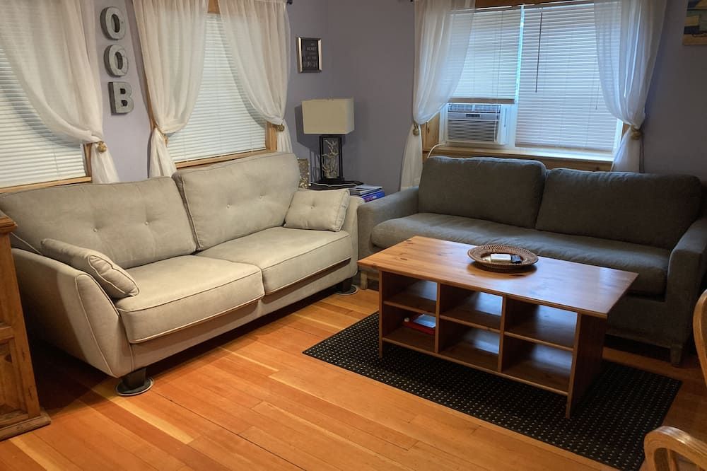 15A Great Location! 5 min Walk to Beach/Pier-Cottage Sleeps 6;12 w/back unit - Old Orchard Beach - Sala de estar