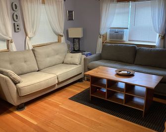 15A Great Location! 5 min Walk to Beach/Pier-Cottage Sleeps 6;12 w/back unit - Old Orchard Beach - Living room