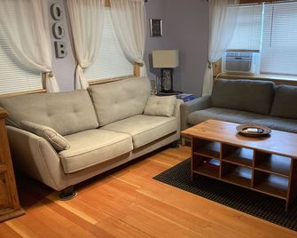 15A Great Location! 5 min Walk to Beach/Pier-Cottage Sleeps 6;12 w/back unit - Old Orchard Beach - Sala de estar