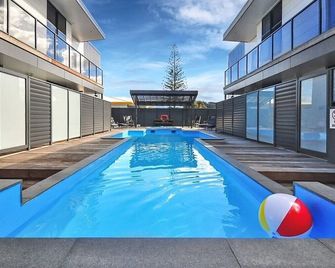 Spectacular Apartment with Spa pool, Heated Swimming pool, Private Decks & more! - Whangamata - Piscina
