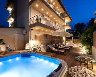 Elle Rooms & Suites - Paralia - Basen