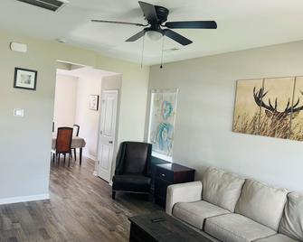 Entire Home In Statesville, Nc - Statesville - Living room