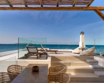 Wave, an Idyllic Seafront Suite - Kokkini Hani - Chambre