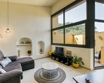 Country House 'L Heura' with Private Terrace, Wi-Fi and Air Conditioning - Navata - Sala de estar