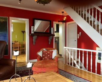 3 story house in the historical district of Keflavík 40 min from Reykjavík. - Keflavik - Living room