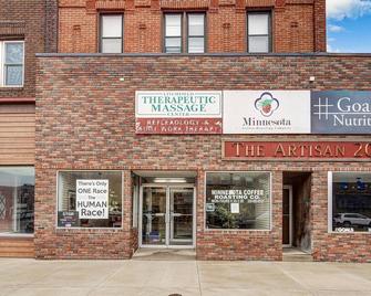 Large Upstairs 3Br Apartment with Roof Deck - Litchfield - Edificio