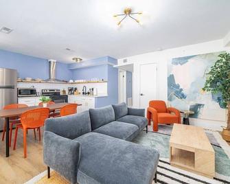 Sojourn's Harborage Seal Suite - נורפולק - סלון