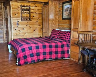 The Peacemaker Cabin - Apple Valley - Bedroom