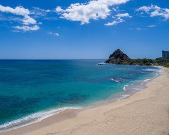 Enjoy Breathtaking Views of the Ocean and Gorgeous Mountains!!! Newly Renovated! - Waianae - Strand
