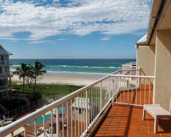 Crystal Beachfront Apartments - Bilinga - Μπαλκόνι