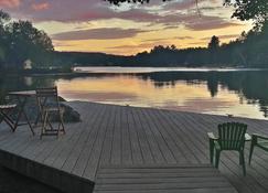 Waterfront home with magnificent sunsets on tranquil lake - Newport - Innenhof