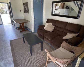 Coral Villa @ The Reef - Chincoteague - Living room