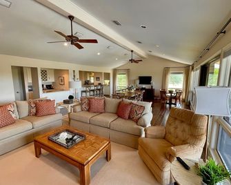 Beautiful remodeled lake view home, Modified new rates for fall. - Lakeway - Living room