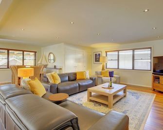 The Banks: Luxury waterfront retreat on Currambene Creek Jervis Bay - Woollamia - Sala de estar