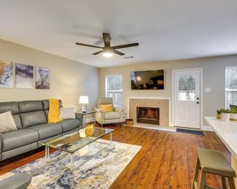 Modern Woodlands Townhome w/ Spacious Yard & Patio - The Woodlands - Living room
