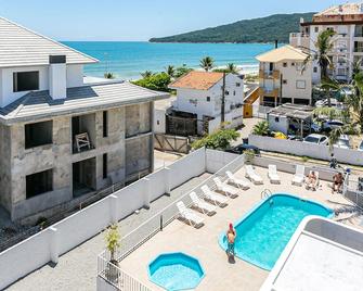 Prédio com apartamentos completos, com piscina e a passos da praia - Agua Marinha - Florianopolis - Piscine