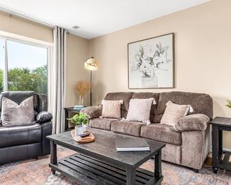 Spacious 1BR Upper Flat in the Heart of Roseville - Roseville - Living room