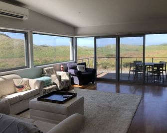 Phillip Island. 1 to 16 people. Linens included. Fast WiFi. 2 mins walk to beach - Surf Beach - Obývací pokoj